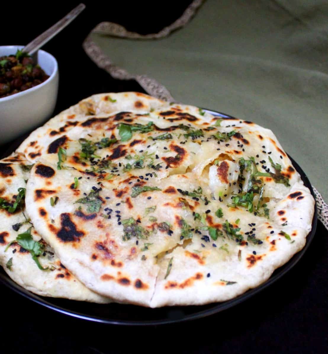 स्टफ्ड कुलचा (बटाटा)
